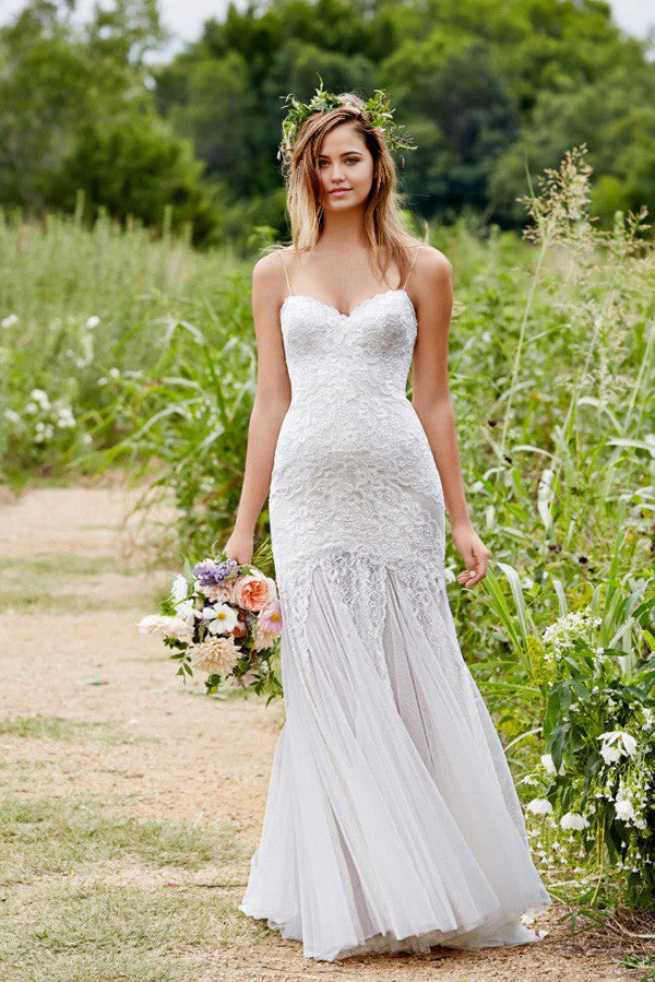 Vestido de novia de encaje con escote corazón, corte sirena, tirantes finos, sin mangas y espalda baja